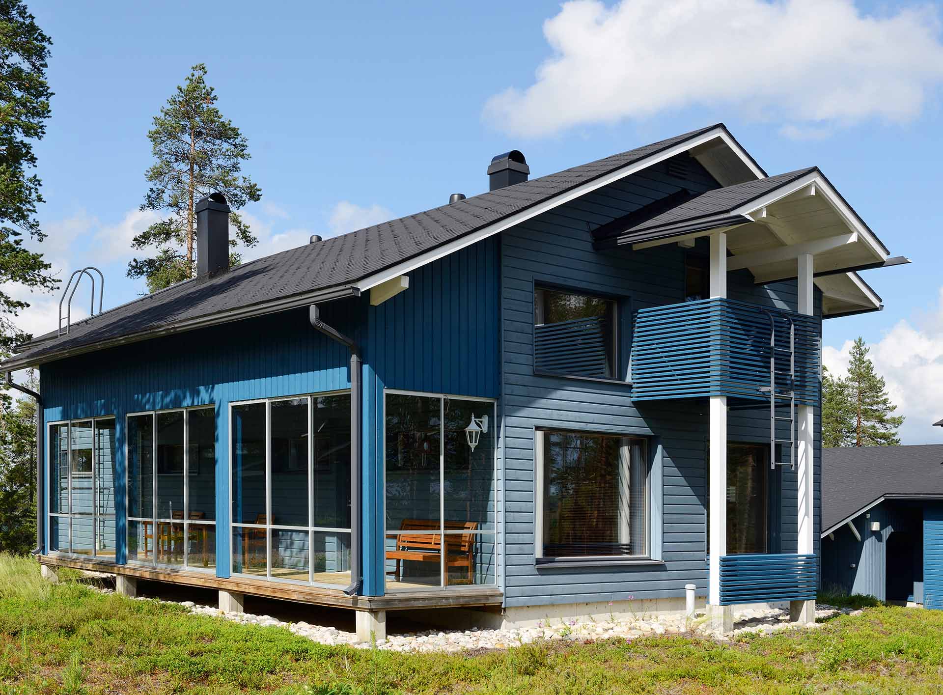 Blaue Holzfassade eines modernen Holzhauses